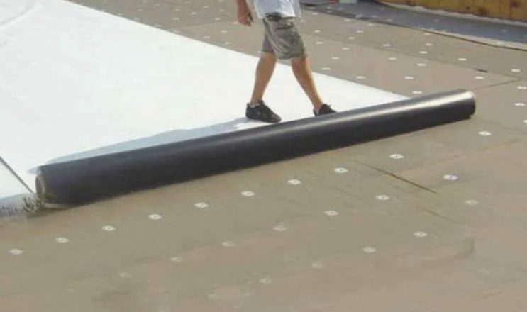 ПВХ-мембрана или наплавляемая кровля: что лучше для плоской крыши в московском климате