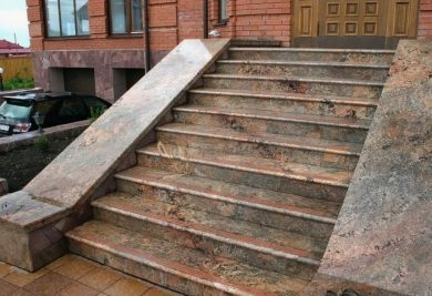 Крыльцо из камня: почему гранитные ступени служат полвека, а плитка трескается за две зимы
