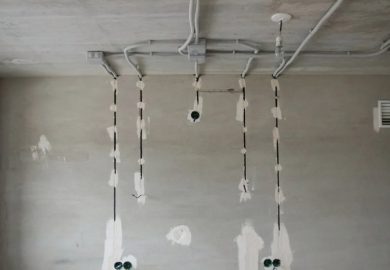 Скрытая или открытая: какую электропроводку выбрать для ремонта, чтобы не пожалеть через пару лет