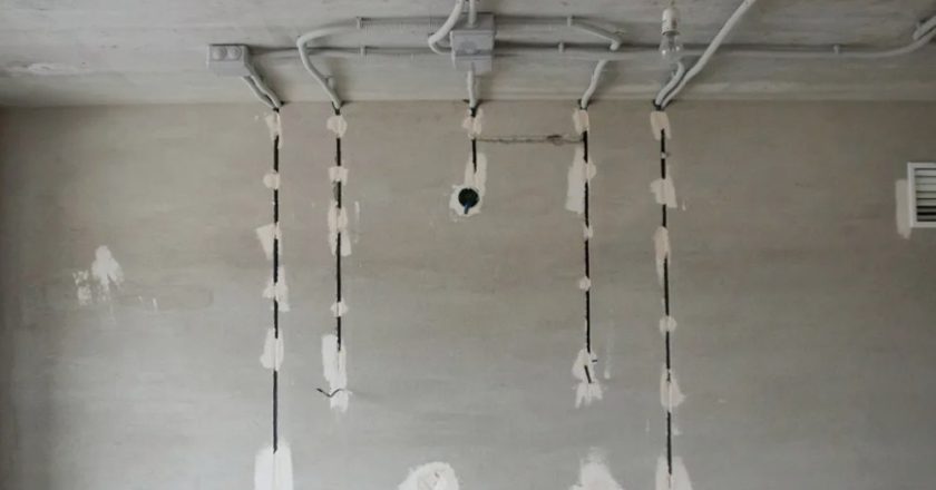 Скрытая или открытая: какую электропроводку выбрать для ремонта, чтобы не пожалеть через пару лет